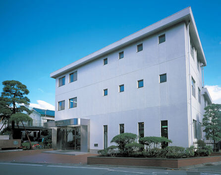 内藤電誠工業株式会社 本社社屋画像:内藤電誠工業はカスタムIC設計、カスタムIC製造、半導体パッケージ製造、信頼性評価・調査解析などを受託する企業です。