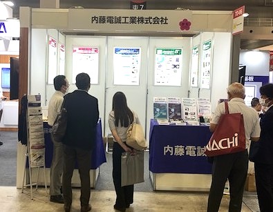 JPCAShow2025　内藤電誠電誠工業株式会社ブースを見学するお客様です。