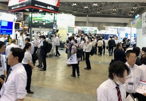 JPCAShow2025(６月４日～6日)を見学する人々。